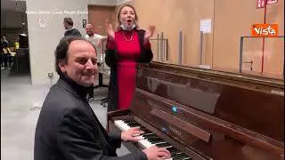 Il sindaco di Reggio Emilia canta "Bella ciao" ad una festa al chiuso, polemiche dell'opposizione