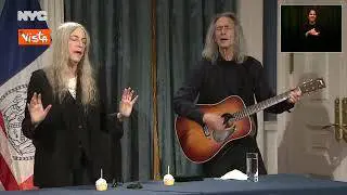 Patty Smith si esibisce al Municipio di New York dopo aver ricevuto la Chiave della Città