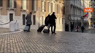 Dopo l'approvazione della manovra i parlamentari vanno in vacanza con i trolley