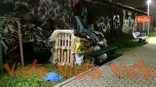 I senzatetto di Milano accampati dietro la stazione Centrale per ripararsi dal freddo