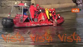 "Mister Ok" si tuffa nel Tevere per il primo dell'anno, ecco il momento del salto