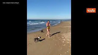 Federica Pellegrini, tuffo in mare per salutare l'anno nuovo