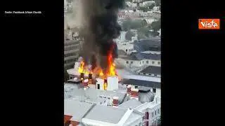 Incendio alla sede del Parlamento a Città del Capo in Sudafrica