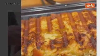 "Scusate amici italiani", lo chef Redzepi trasforma il panettone in un sandwich al formaggio