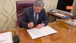 Quirinale, il Presidente della Camera Fico firma le lettere di convocazione del Parlamento