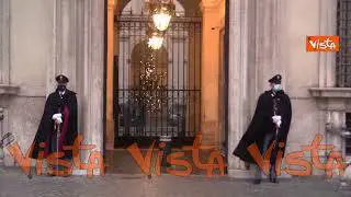 Cabina di regia sulle prossime regole Covid, l'attesa dei giornalisti fuori da Palazzo Chigi