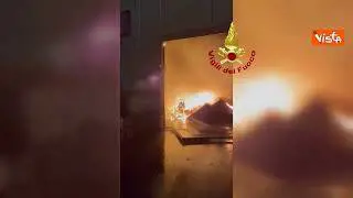 Incendio in un deposito in provincia di Treviso, l'intervento dei vigili del fuoco
