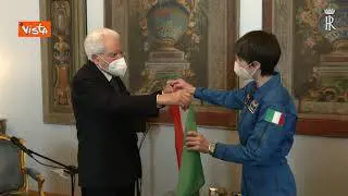Mattarella consegna il tricolore a Samantha Cristoforetti, ecco il momento del passaggio