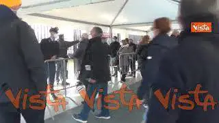 Open day vaccini a Napoli, tantissime persone in fila