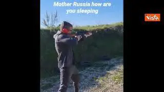 Presidente della commissione ecomafie Vignaroli pubblica video in cui spara col kalashnikov