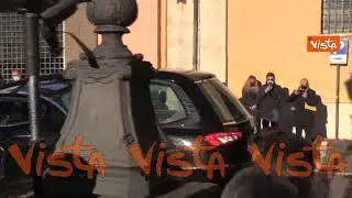Camera ardente David Sassoli, Gualtieri accoglie la salma assieme ai familiari in Campidoglio