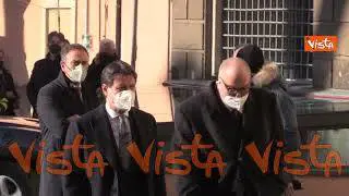 Giuseppe Conte arriva alla camera ardente di David Sassoli assieme a Goffredo Bettini