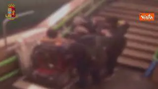Choc a Milano: due marocchini derubano disabile in metropolitana