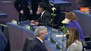 Parlamento europeo ricorda David Sassoli, le rose bianche sui banchi