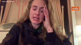 Adele cancella tour, il video in lacrime su Instagram: "Metà del mio staff ha il Covid"