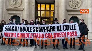 "Draghi vuole scappare al Colle mentre chiude Italia con Green pass", il flashmob di Alternativa c'è