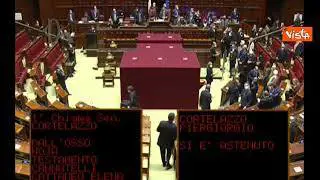 Elezione Quirinale, al via il quarto scrutinio. Primo a votare Bossi, che si astiene