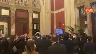 Elezione Quirinale, esplode l'applauso in transatlantico al raggiungimento del quorum per Mattarella