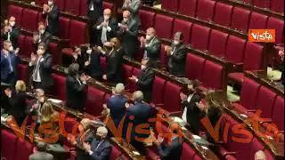 Elezione Quirinale, Letta dà il 5 ai colleghi per la gioia della rielezione di Mattarella