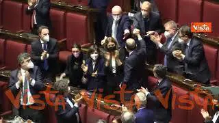 Rielezione Mattarella, Letta batte il cinque a deputati e senatori Pd alla notizia della vittoria