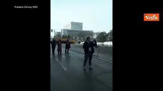 Presidio contro l'obbligo vaccinale, i manifestanti di Ottawa giocano a hockey in strada