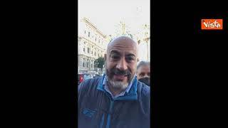 Paragone in fila a Roma con decine di cittadini per la denuncia di gruppo contro Draghi