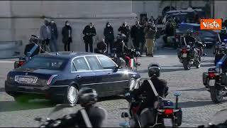 Mattarella lascia il Quirinale diretto alla Camera per giurare, il corteo per le strade del centro