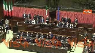 Giuramento Mattarella, il Ministro Guerini è il primo ad alzarsi per standing ovation Forze ordine