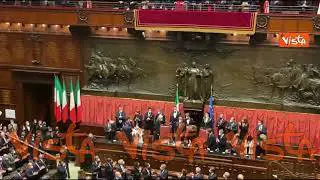 Giuramento Mattarella, brusio di Montecitorio esplode in applauso all'ingresso del Presidente