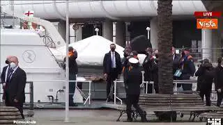 Draghi a Genova, l'arrivo su una motovedetta al porto antico