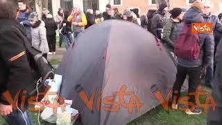 Tende da campeggio e provviste, i no vax si "accampano" in Piazza Venezia a Roma