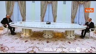 Incontro Putin - Scholz di nuovo attorno al "maxi-tavolo" come per Macron