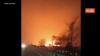 Cisterna in fiamme sulla A1 all'altezza di Lodi, le fiamme illuminano l'autostrada