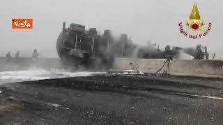 Cisterna prende fuoco sulla A1 a Lodi, l'intervento dei Vigili del Fuoco