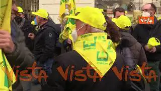 Col trattore in piazza per protestare contro i rincari, le immagini della manifestazione Coldiretti