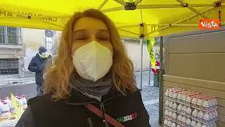 Protesta Coldiretti a Piacenza, allevatori regalano latte: "Facciamo conoscere prodotti territorio"