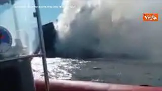Traghetto in fiamme, le operazioni di soccorso in mare