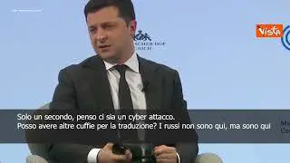 SOTTOTITOLI Non funzionano le cuffie per la traduzione, Zelensky scherza: "Sono stati i russi"