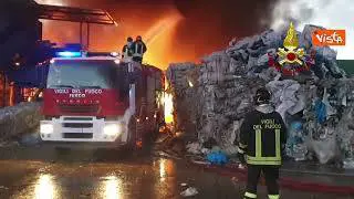 Brucia azienda di trattamento rifiuti. a Terni. Nube nera sulla città, chiuse tutte le scuole