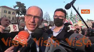 Letta in piazza con la comunità ucraina a Roma: "Democrazia vincerà contro follia di Putin"