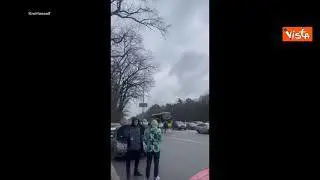 Attacco Ucraina, file di auto e civili a piedi lasciano Kiev