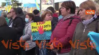 Putin come Hitler e Stalin, i cartelli e gli striscioni della comunità ucraina a Roma