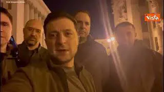 Zelensky e i suoi Ministri per le strade di Kiev in mimetica: "Siamo qui e difendiamo l'Ucraina"