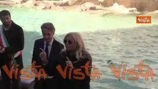 Festa Lira-Euro, Mara Venier lancia una moneta del vecchio conio nella Fontana di Trevi