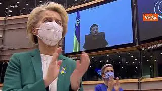 Ucraina, standing ovation del Parlamento europeo per l'intervento di Zelensky