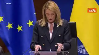 Europarlamentari indossano i colori della bandiera ucraina, l'applauso per l'ambasciatore ucraino