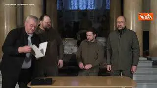 Zelensky firma richiesta per adesione all'Ue, ecco le immagini