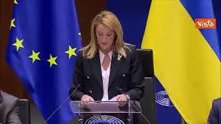 Metsola: "Condanno con fermezza l'aggressione militare russa". Standing ovation al Parlamento Ue