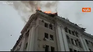 Ucraina, Palazzo in fiamme a Kharkiv dopo gli attacchi russi