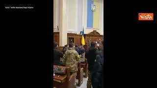 Ucraina, in Parlamento si canta l'inno nazionale